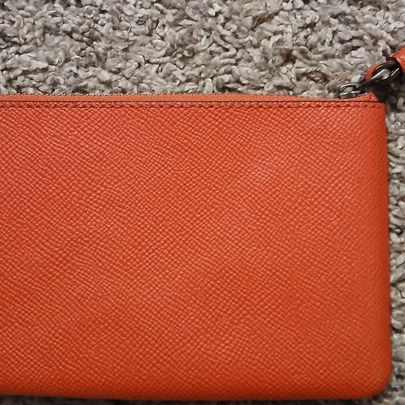 ❤️ Coach Red Leather Wristlet | Classic Zip Pouch | Timeless & Chic ❤️ - Picture 8 of 8